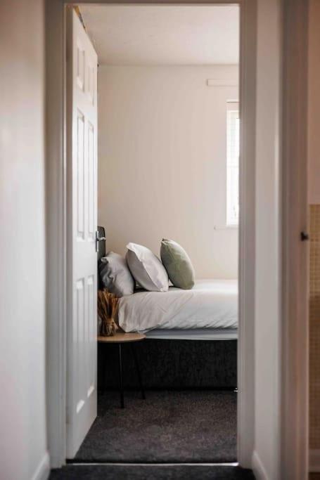 2 Bedroom House-Driveway - Bournemouth Hospital - Long Stay Discounts - Lima Apartments Ltd Экстерьер фото