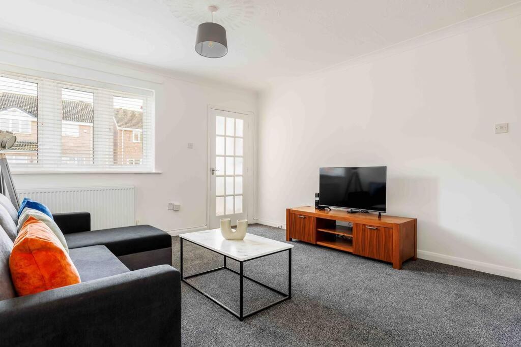 2 Bedroom House-Driveway - Bournemouth Hospital - Long Stay Discounts - Lima Apartments Ltd Экстерьер фото