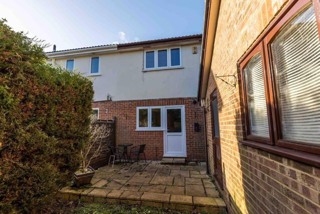 2 Bedroom House-Driveway - Bournemouth Hospital - Long Stay Discounts - Lima Apartments Ltd Экстерьер фото