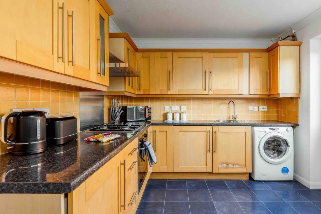2 Bedroom House-Driveway - Bournemouth Hospital - Long Stay Discounts - Lima Apartments Ltd Экстерьер фото