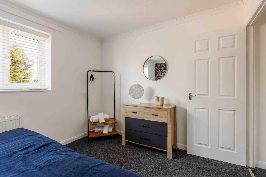 2 Bedroom House-Driveway - Bournemouth Hospital - Long Stay Discounts - Lima Apartments Ltd Экстерьер фото