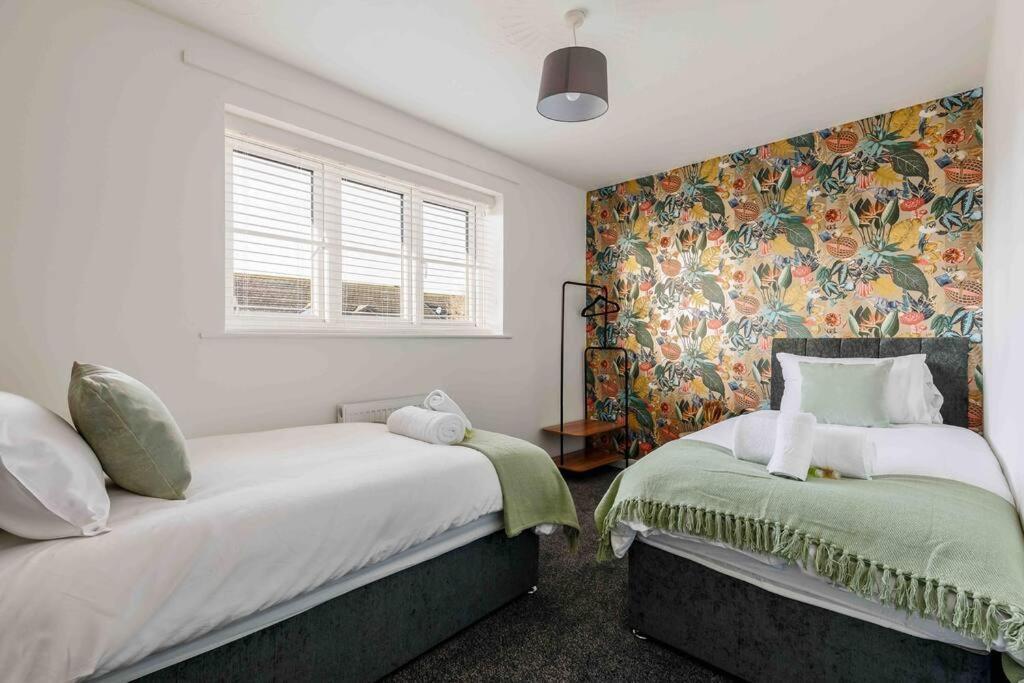 2 Bedroom House-Driveway - Bournemouth Hospital - Long Stay Discounts - Lima Apartments Ltd Экстерьер фото