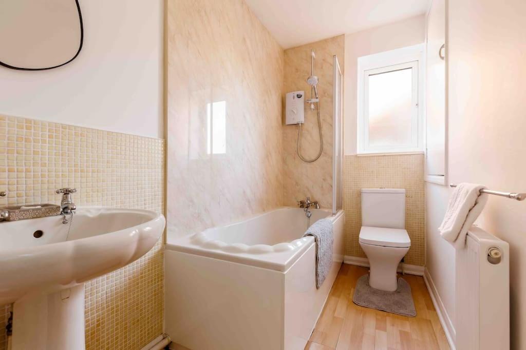 2 Bedroom House-Driveway - Bournemouth Hospital - Long Stay Discounts - Lima Apartments Ltd Экстерьер фото