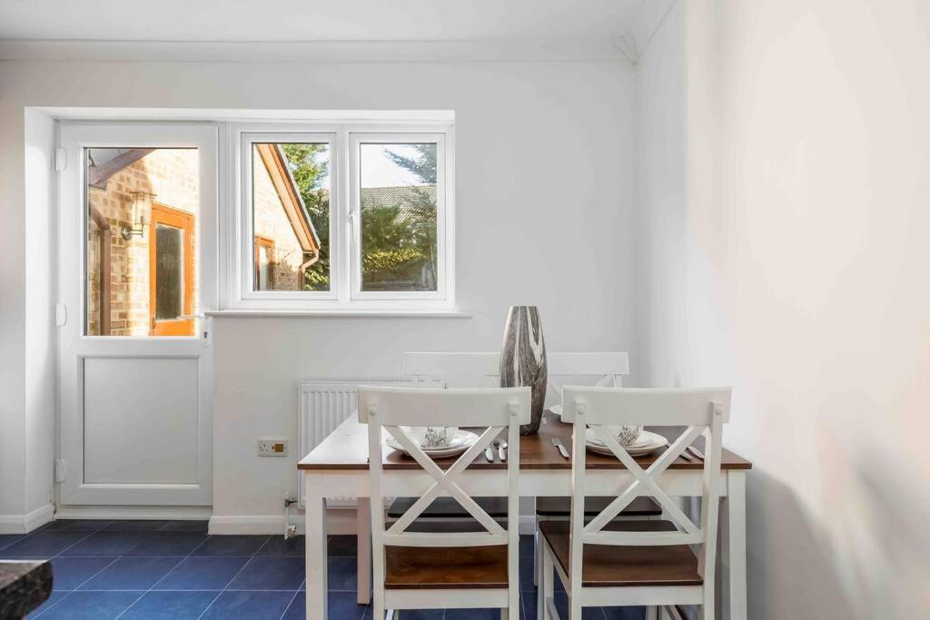 2 Bedroom House-Driveway - Bournemouth Hospital - Long Stay Discounts - Lima Apartments Ltd Экстерьер фото